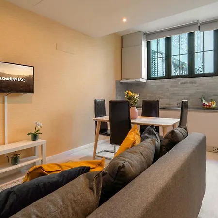 Host Wise - Cheerful Sunny Flat - Historic Center Apartment