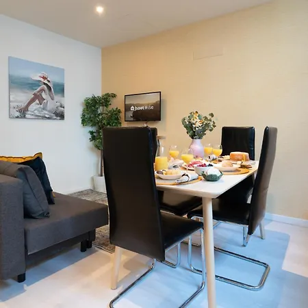 Host Wise - Cheerful Sunny Flat - Historic Center Apartment *