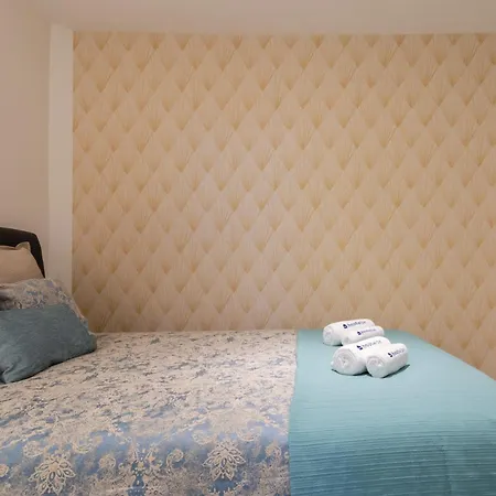 Host Wise - Cheerful Sunny Flat - Historic Center *