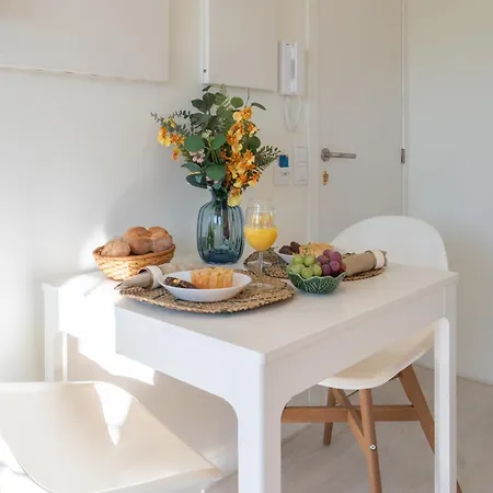 Host Wise - Cheerful Sunny Flat - Historic Center