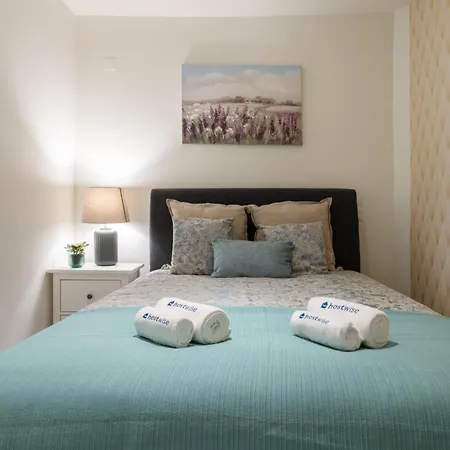 Host Wise - Cheerful Sunny Flat - Historic Center شقة